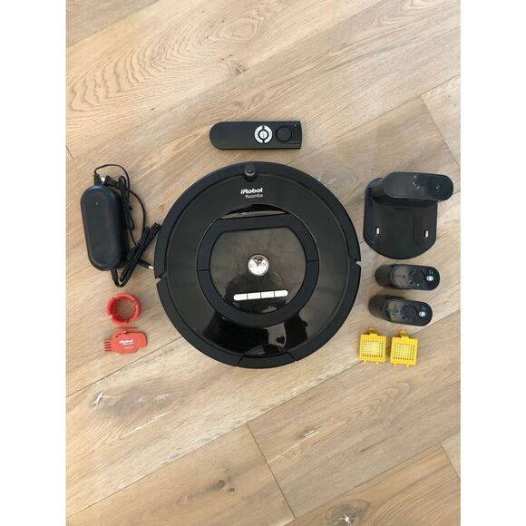 COPY - Roomba iRobot Model 770 with All Accessories - Picture 1 of 3